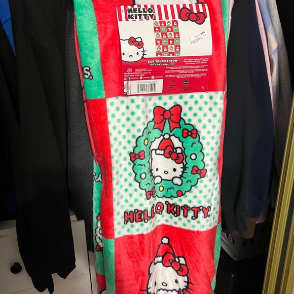 Hello Kitty Christmas Blanket - Picture 1 of 3
